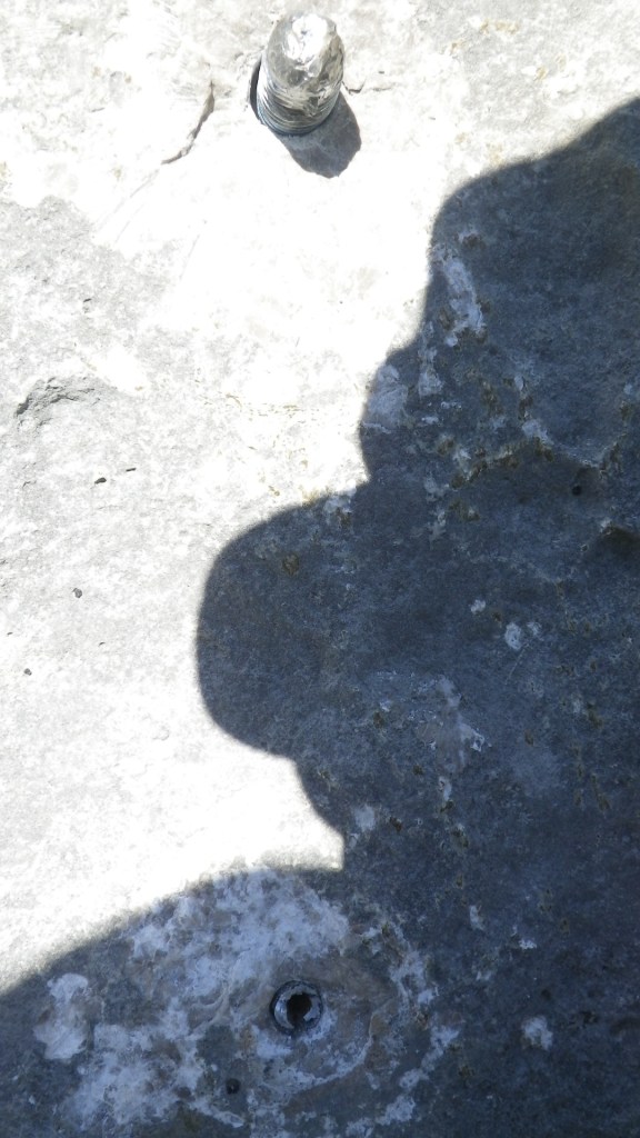 Сбитый шлямбур Фантика на 2 верёвке. От своего они тоже скрутили ухо, оставив шпильку. Таких болтов со скрученными ушами мы насчитали пять.