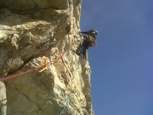 На участке R2-R3. Из под нависания вправо-вверх.