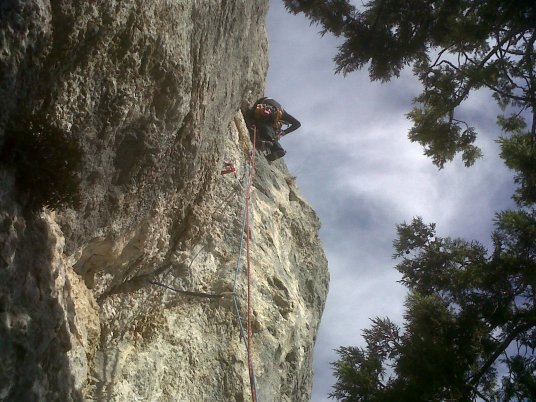 Начало восьмой верёвки, R8-R9. Вверх по нависающей щели