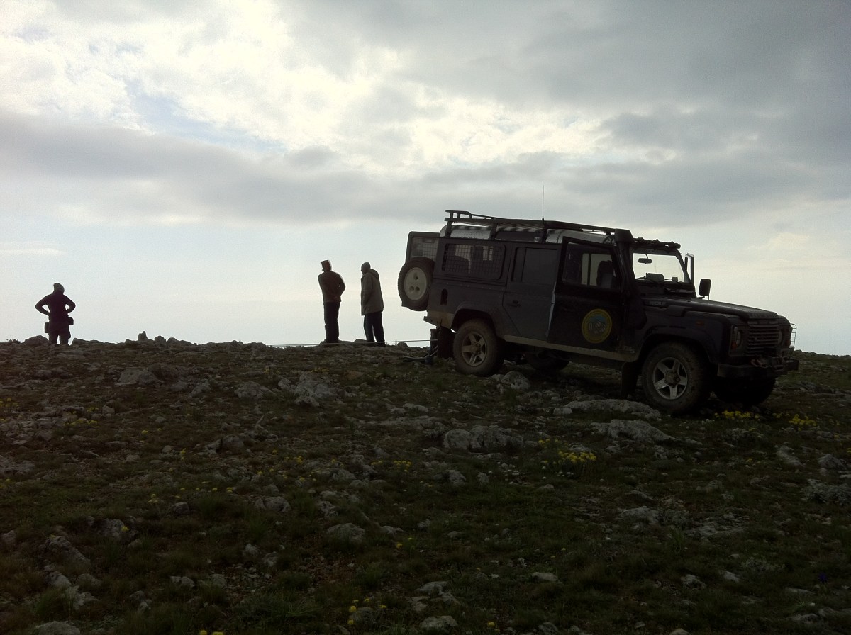 Мобильный анкер - к нему привязяны две 200-метровые верёвки, на которых в качестве сопровождающего спускается Андрей Ивашков