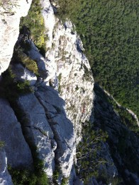 В 120 метрах внизу - пострадавший в носилках