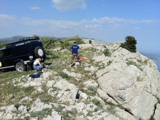 Вершина Замка. Работаем вчетвером двумя лебёдками сразу. Подъехать сюда оказалось непросто