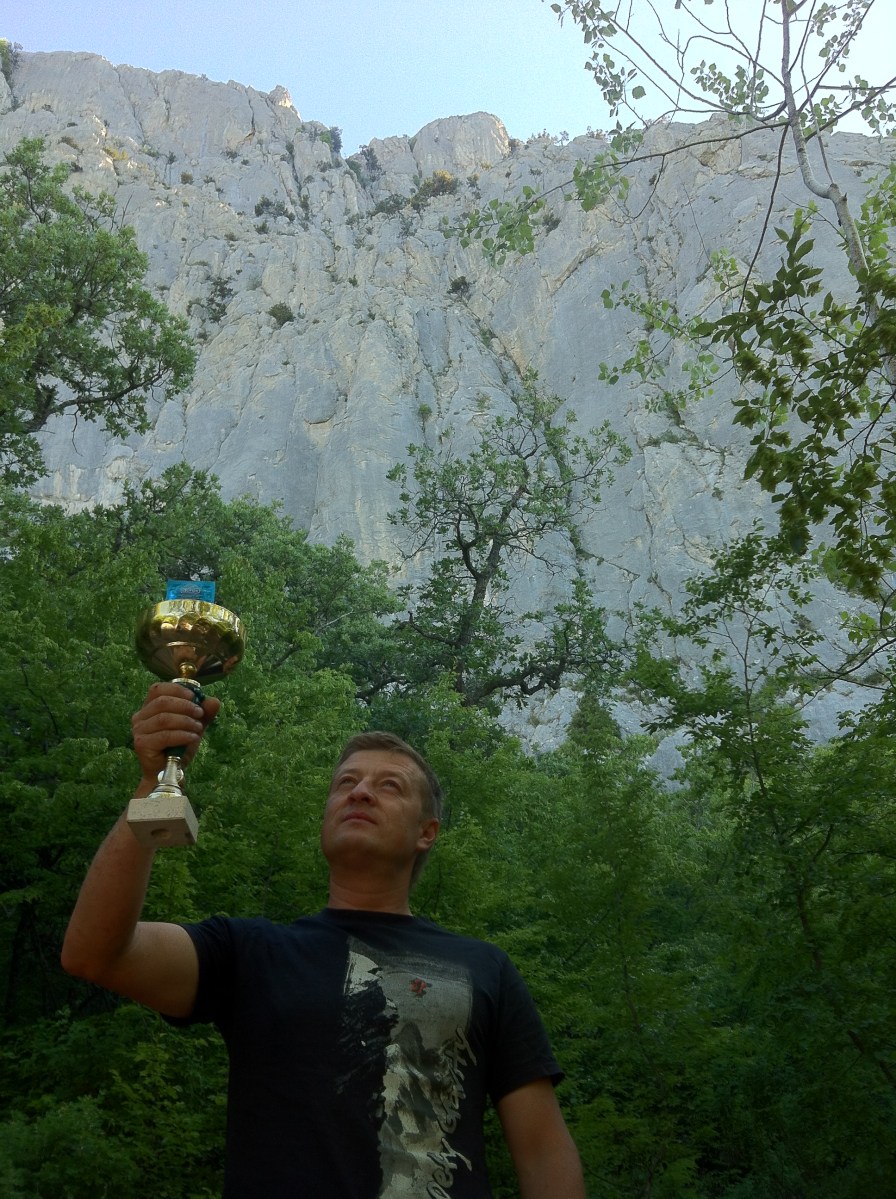 Ю Круглов с кубком от ФАиС Севастополя и призами от Durex и Gusarskie после прохождения маршрута "Лёгкий Флирт"