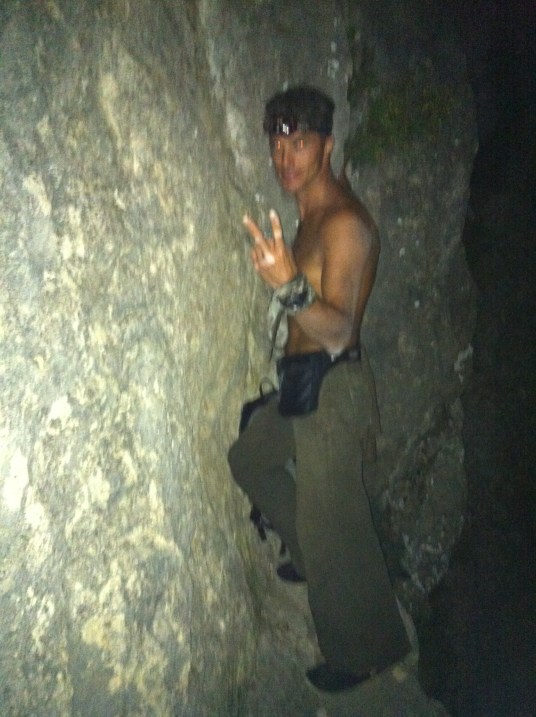 На этой "полке" был обнаружен пострадавший. Выше - скалы V-VI категории. Под ним - 200-метровая ночная стена Куш-Каи. Снято на айфон.