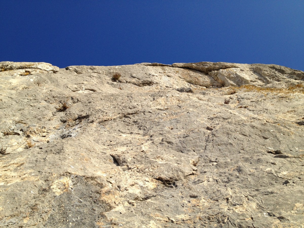 Вид с пункта R3 вверх на карниз. Карниз обходится справа