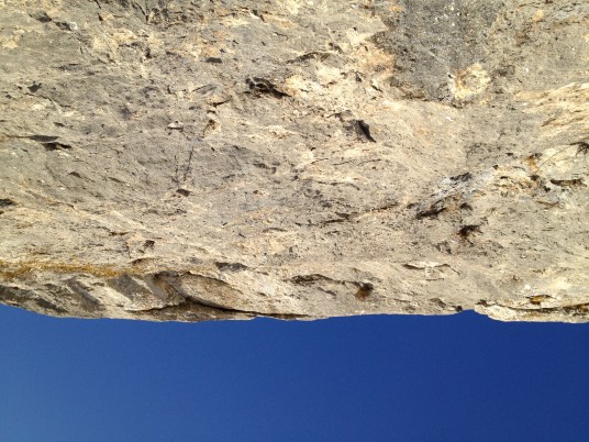 Вид с пункта R3 вверх на карниз. Карниз обходится справа