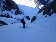 Первый ключ: кулуар с выходом на скалы. Снег жёсткий как бетон. Падение запрещено