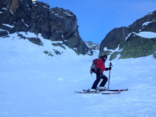Кулуар позади. Ледоруб можно спрятать.