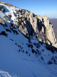 В верхней части кулуара третьей очереди  кипит тренировочный процесс восходителей