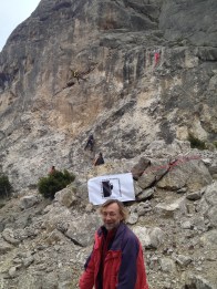 Легенда альпинизма - Юрий Лишаёв на фоне скал Сарыча. Возможно, в следующий раз Юрий будет позировать на фоне беседок и мангалов, а не лазающих спортсменовЛегенда альпинизма - Юрий Лишаёв на фоне скал Сарыча. Возможно, в следующий раз Юрий будет позировать на фоне беседок и мангалов, а не лазающих спортсменов