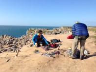 По всему побережью возле обрывов набиты колья для страховки, а также спуска к подножью скал