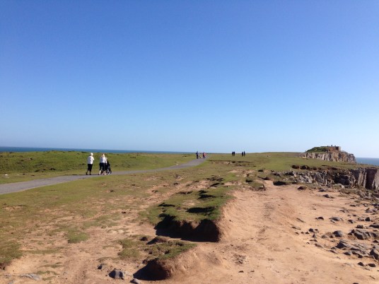 По верху плато гуляют трудящиеся. А по будням район закрывается и превращается в тренировочный полигон артиллерии. На плато много капониров, окопов, старой бронетехники со следами множественных попаданий