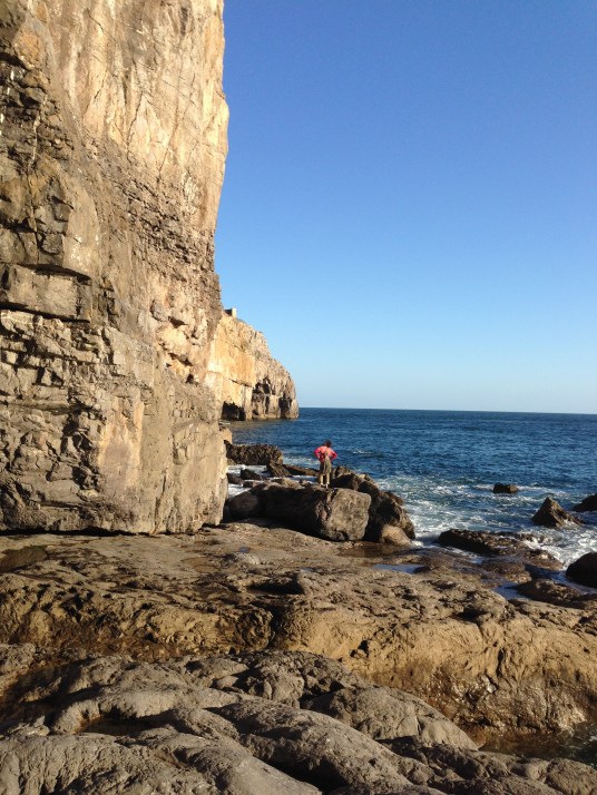 В отлив под скалами можно свободно гулять. В прилив всё заполняется водой - бежать некуда кроме как лезть на стенку