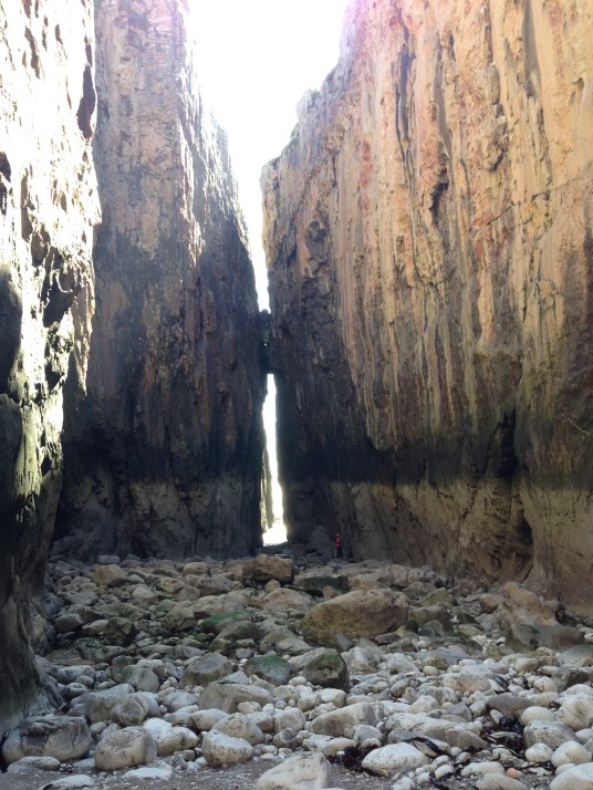 В прилив вода поднимается на четыре-пять метров. Так что начала всех маршрутов буквально из под воды
