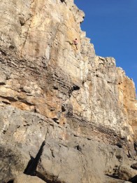 Andy Scott. Маршрут "The rising tide". Маршрут оправдал название. Пока Анди лез, начался прилив. Сначало залило все камни, потом пришлось перекочевать на полку, потом на стенку. Бегство от океана