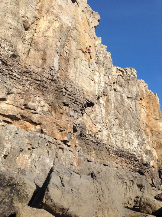 Andy Scott. Маршрут "The rising tide". Маршрут оправдал название. Пока Анди лез, начался прилив. Сначало залило все камни, потом пришлось перекочевать на полку, потом на стенку. Бегство от океана