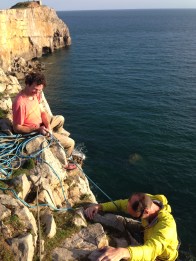 Если бы не проплывающие мимо тюлени, то почти как на скалах мыса Айя