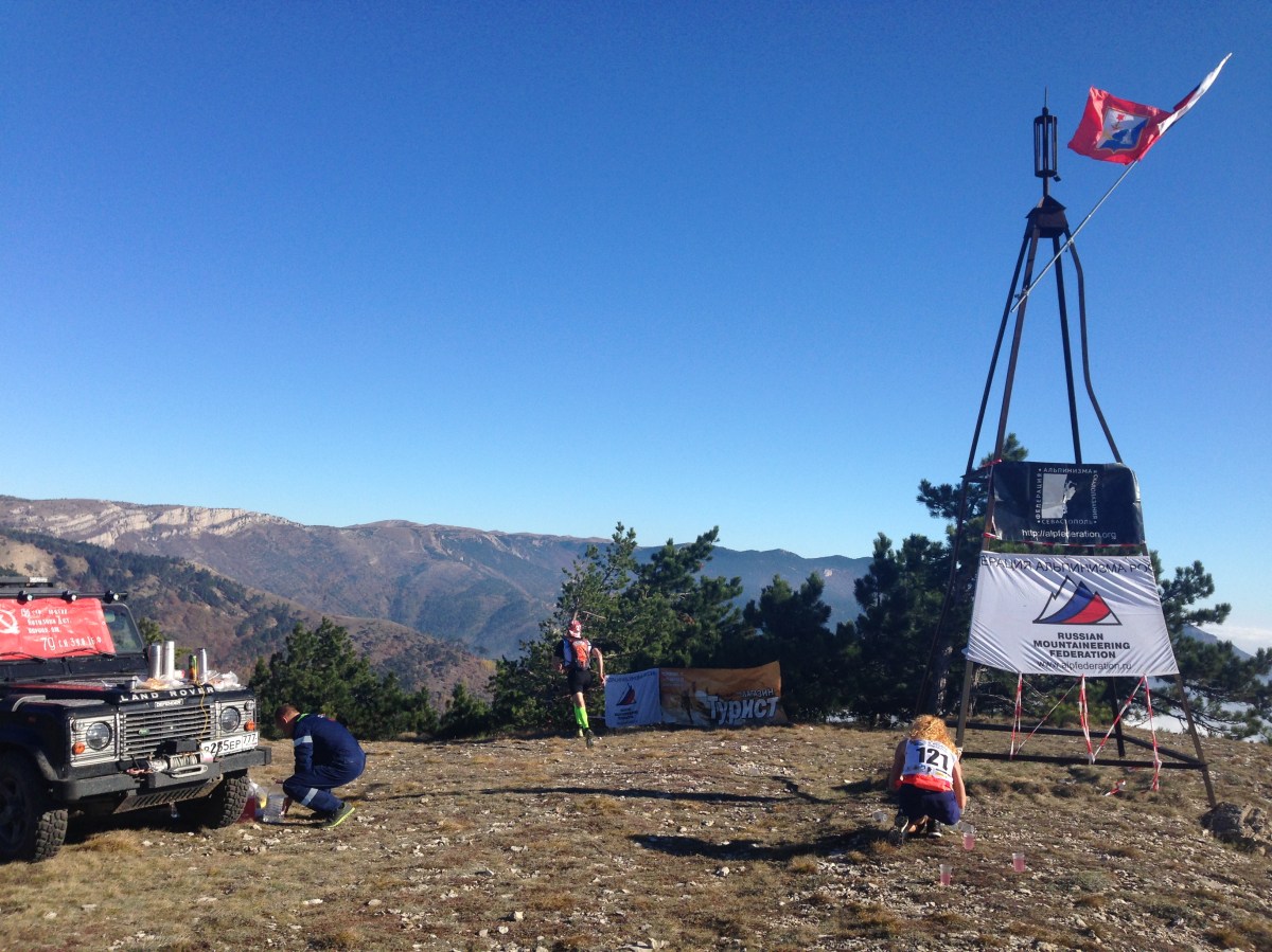 Самый высокогорный пит-стоп Крыма. Здесь скайраннерам можно было попить воды, напитка-изотоника цвета и вкуса жидкости для стеклоомывателя, съесть банан и получить напутствие от спасателей поисково-спасательного отряда в горной местности ЦГЗ Севастополя