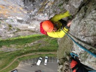 Пункт после второй верёвки - скала стала суше и лучше. Гонщиков на тачках забрала полиция