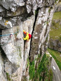 Третья верёвка - вид с пункта. Траверс справа налево под огромным карнизом. Скользко.
