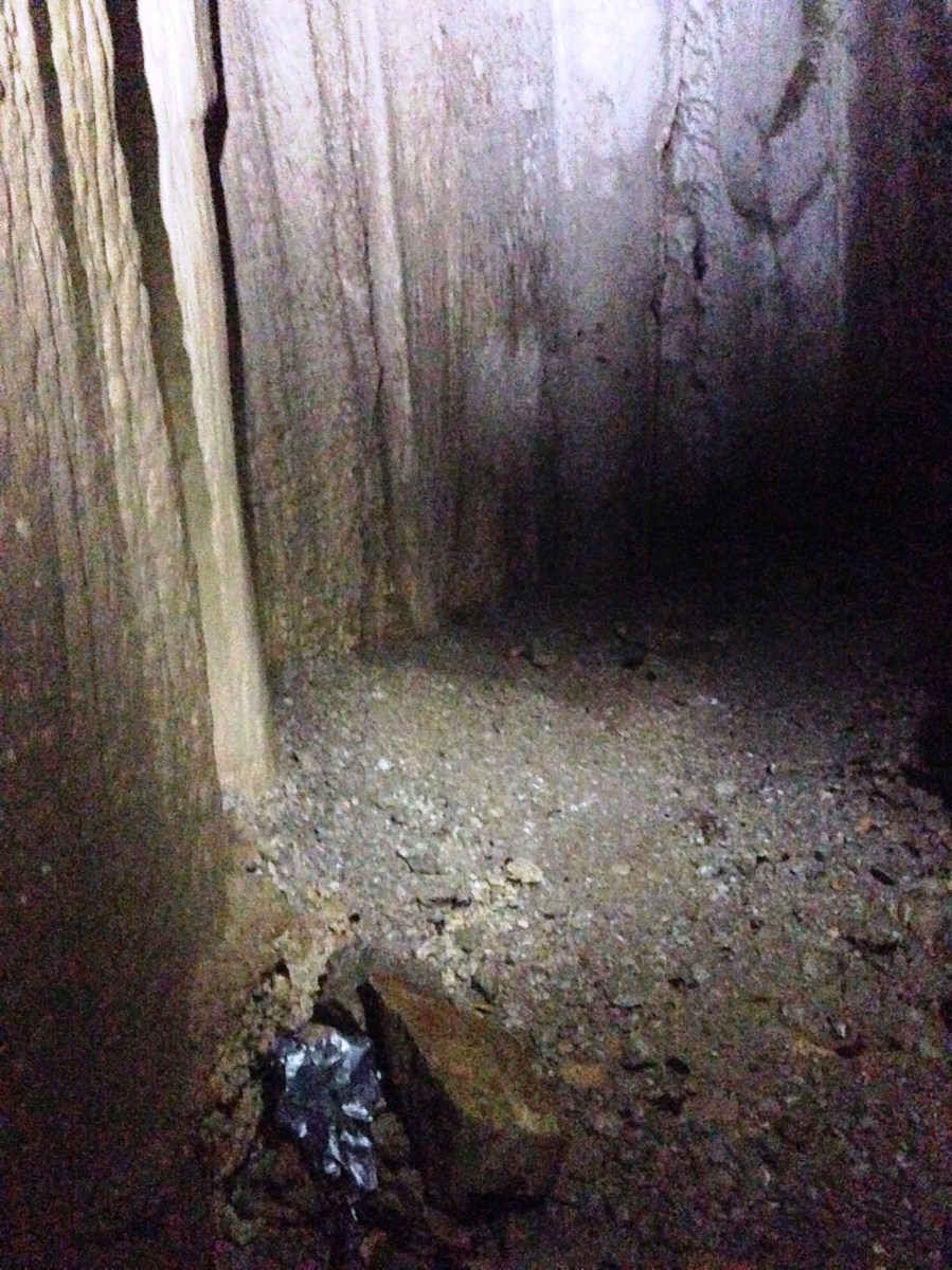 Оставленный мусор горе-спелеологами в галерее