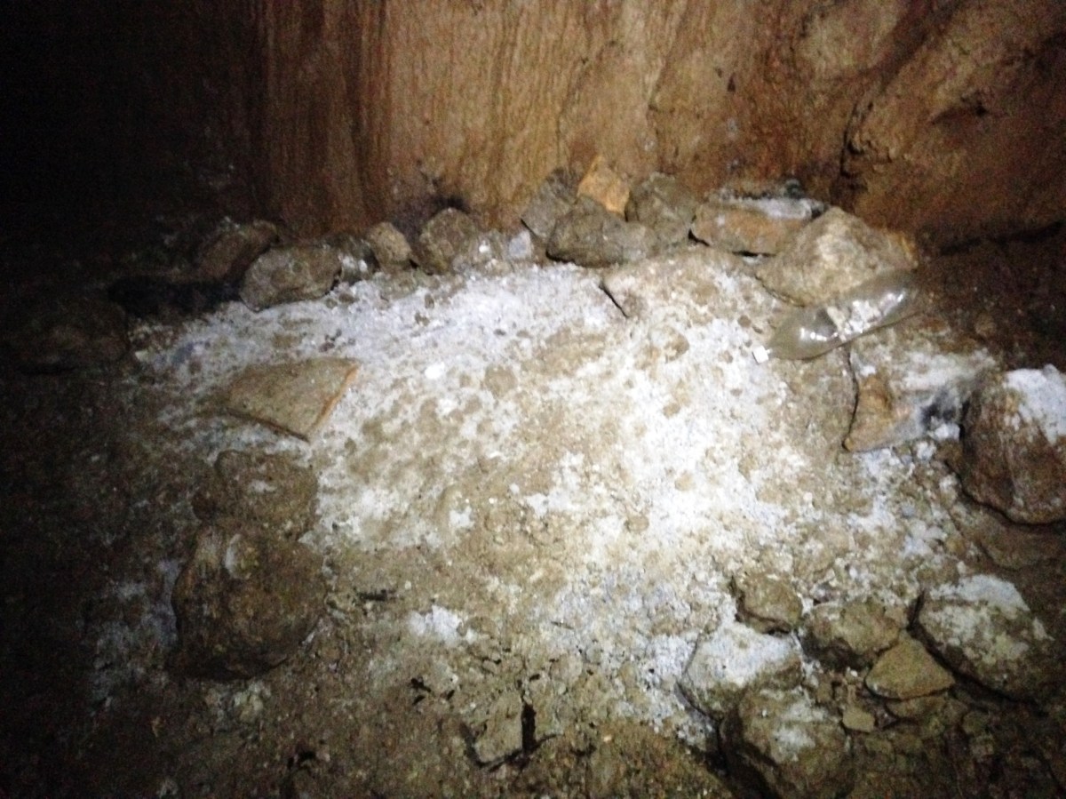 Карбидная свалка от горе-спелеологов в галерее на глубине 160 метров