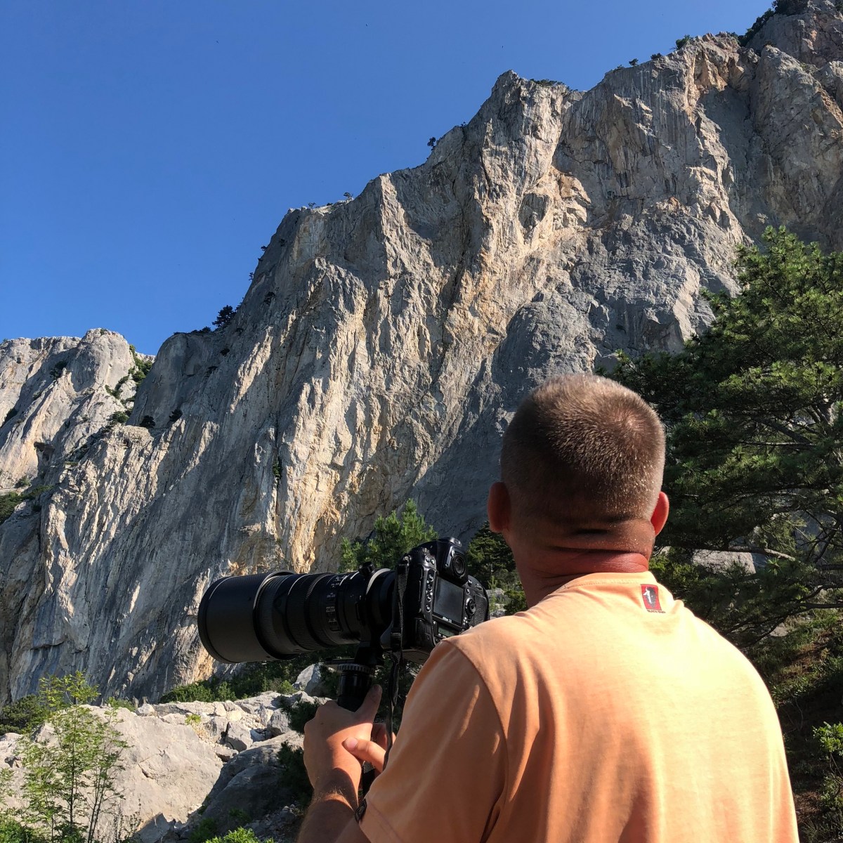 Алексей Юрков фотографирует для путеводителя "Скальные маршруты вокрестностях Большой севастопольской тропы"