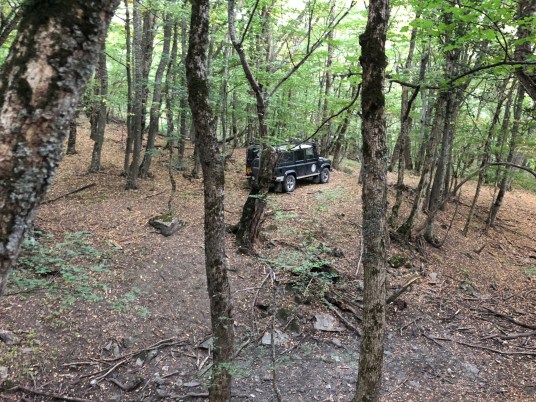Сюда удалось подняться на машине. До начала маршрута отсюда - 7 минут пешком