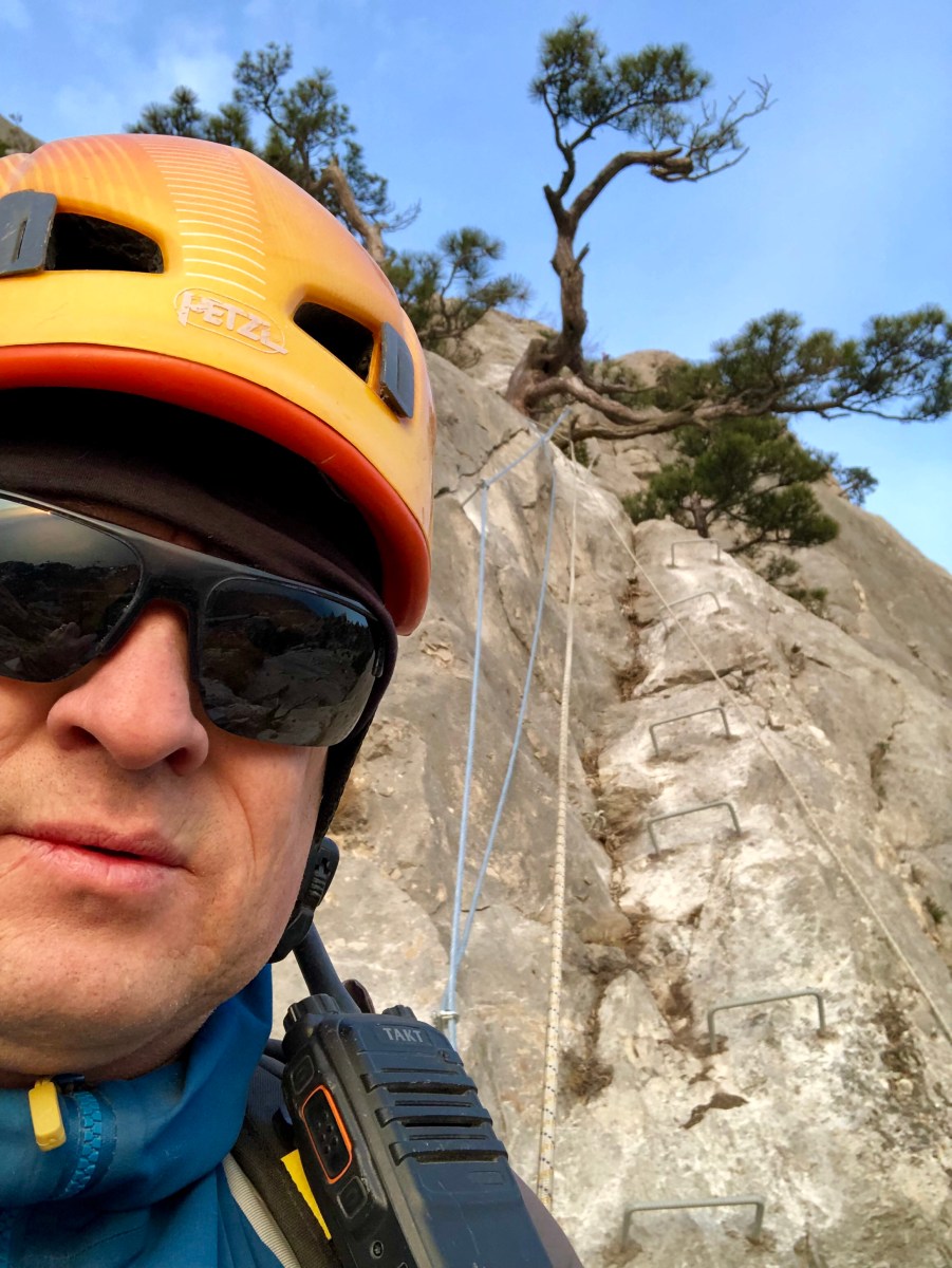 Юрий Круглов осуществляет авторский надзор во время оборудования новой виа ферраты