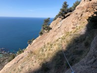 Траверс скального склона на спуске с Рыжей скалы теперь оборудован тросом