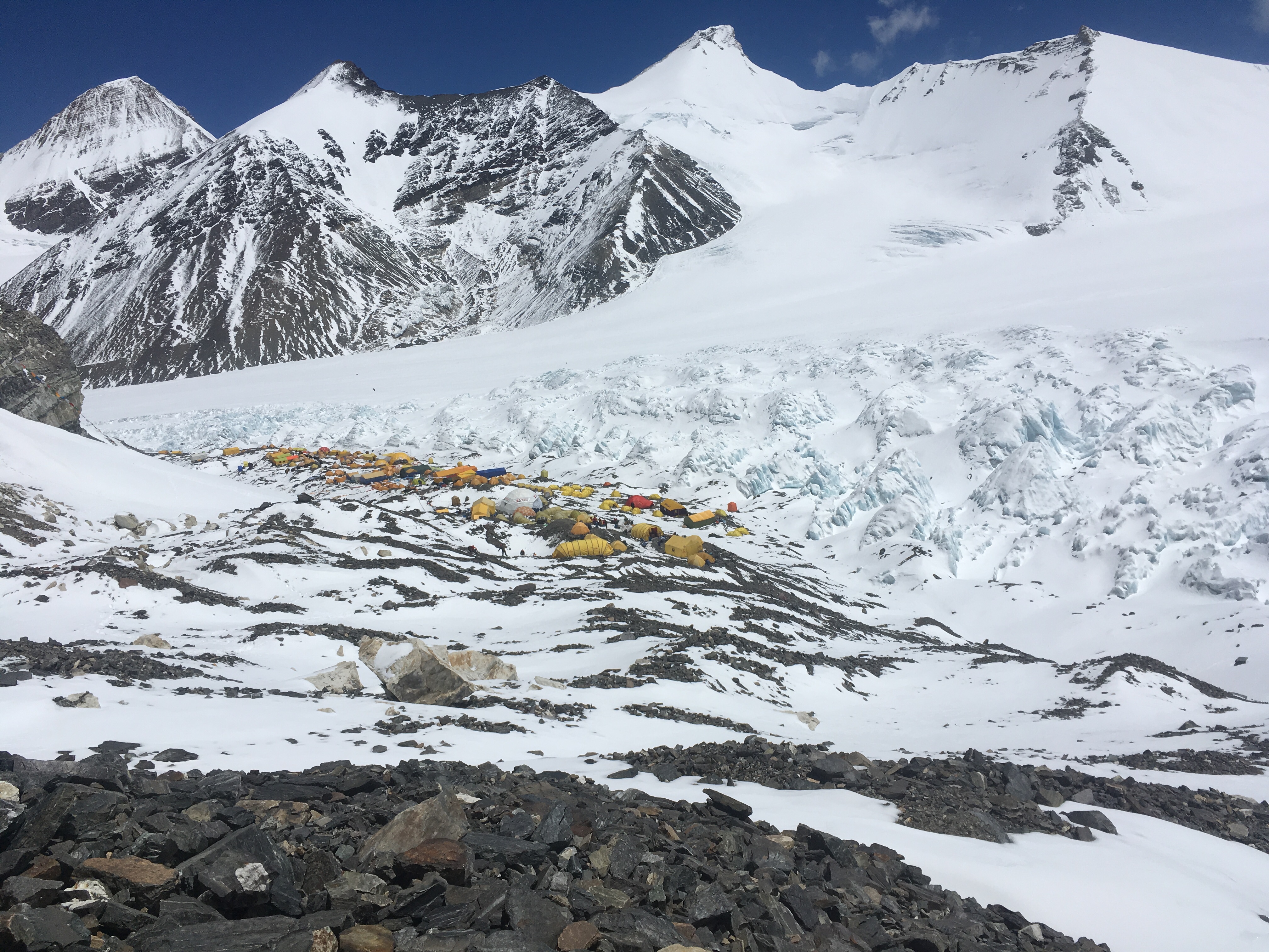 Передовой базовый лагерь - ABC, 6400м. Всю эту инфраструктуру сюда принесли на себе яки.