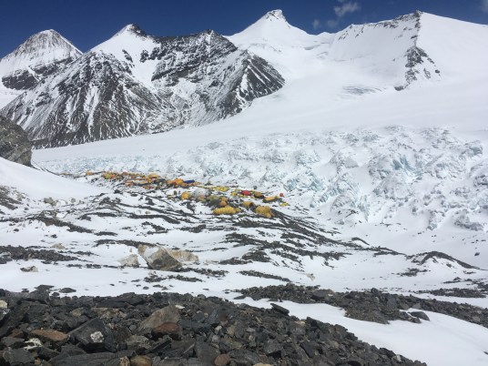 Передовой базовый лагерь - ABC, 6400м. Всю эту инфраструктуру сюда принесли на себе яки.