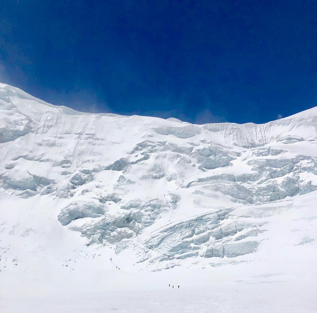 Подъём на Северное Седло. Хорошо видно около 10 человек, идущих впереди.