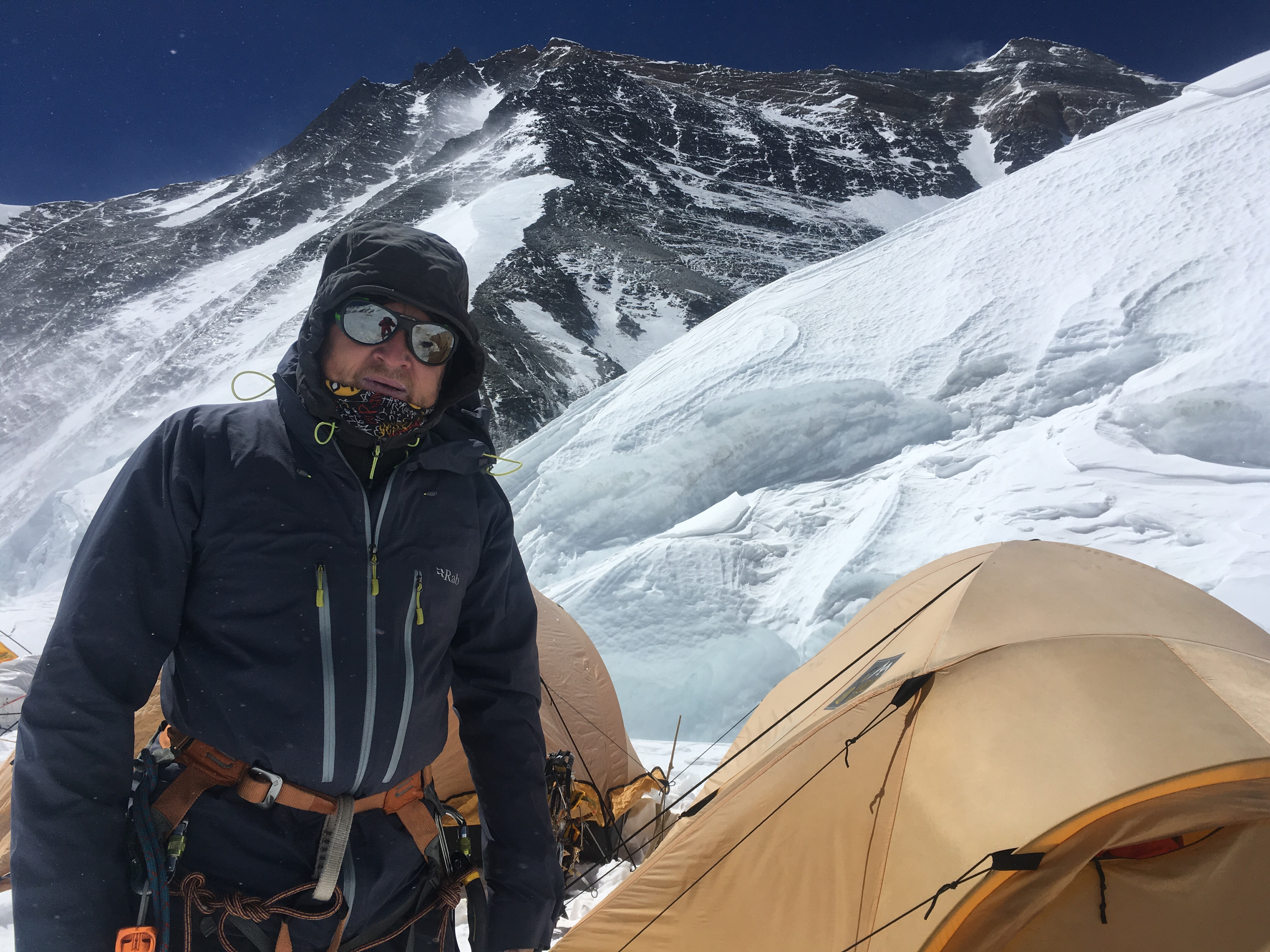 Наш лагерь на Северном Седле. Сзади справа от меня - вершина Эвереста. Чуть ниже - кулуар Месснера