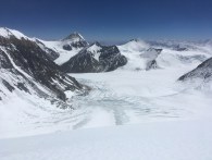 Вид на ледник Восточный Ронгбук с Северного Седла 7000 м. На морене виден лагерь на 6400