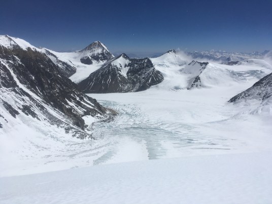Вид на ледник Восточный Ронгбук с Северного Седла 7000 м. На морене виден лагерь на 6400