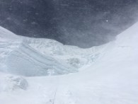 На фото должны быть люди на подъёме на Северное Седло, но из-за ветра видна только верёвка