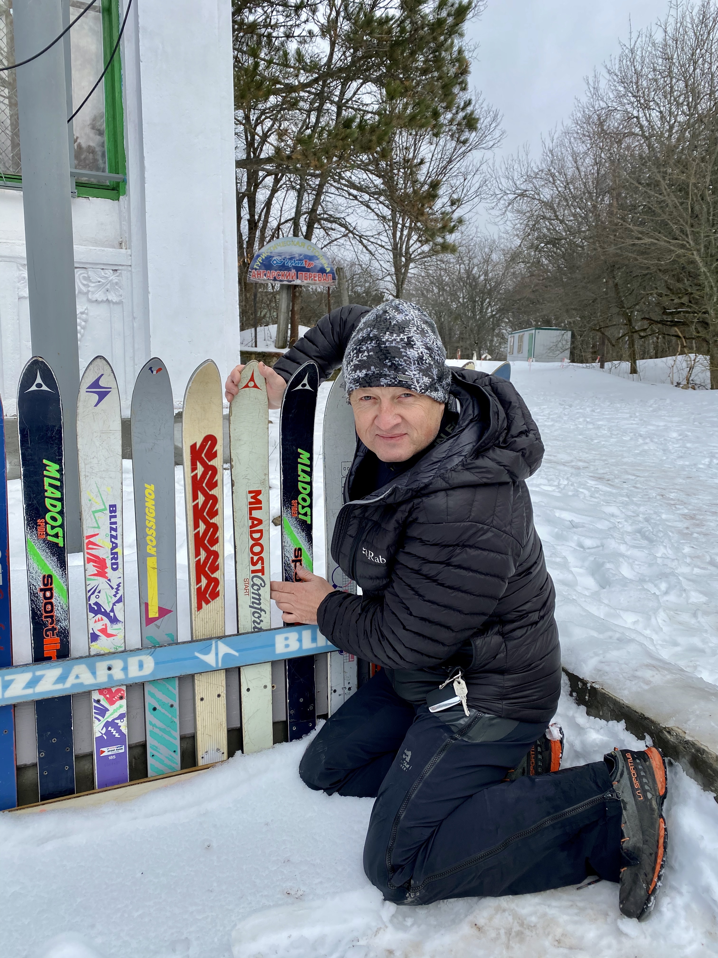 Мои первые горные лыжи - самый значимый для меня подарок от родителей, времён счастливого детства