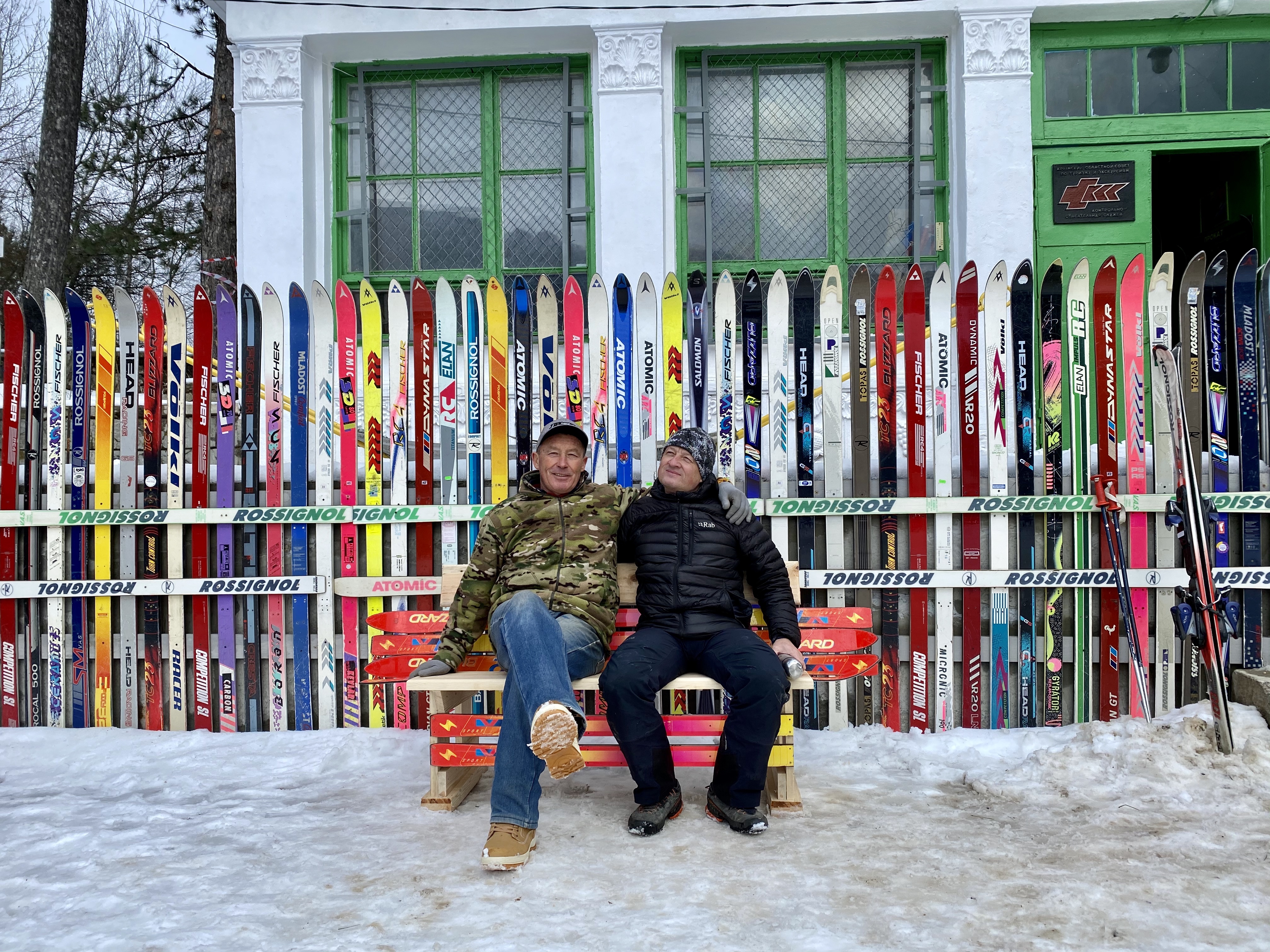 Николай Русин (слева) - автор инсталляции