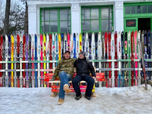 Николай Русин (слева) - автор инсталляции