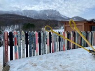 За забором виден склон Чатыр-Дага с его кулуарами и горнолыжной трассой