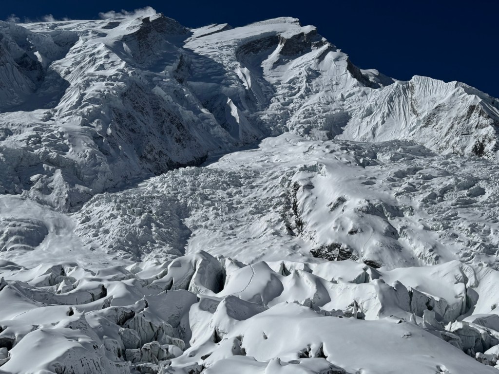 Если присмотреться, то виден пусть из Лагеря 1 в Лагерь 2
