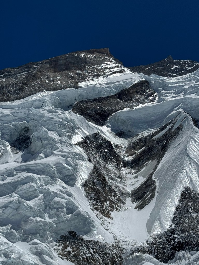 "Канава" при подъёме к третьему лагерю - самый опасный участок маршрута из-за лавин