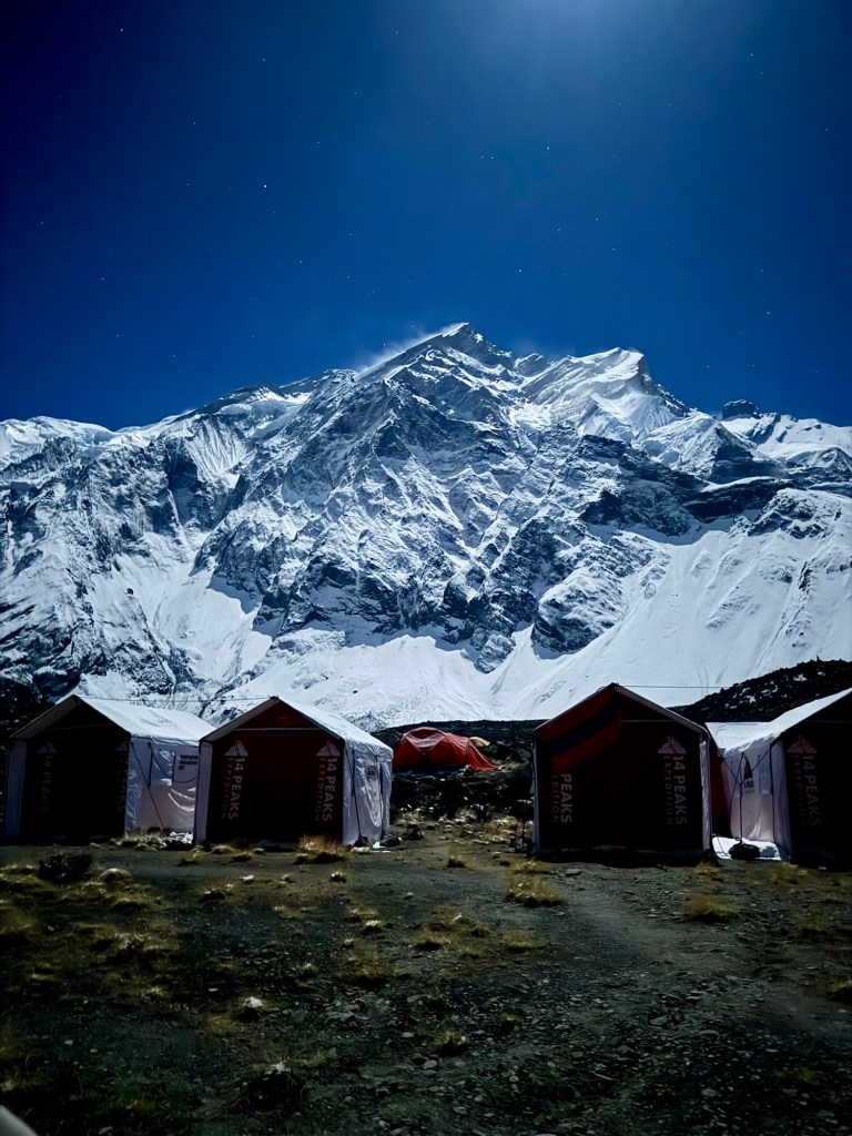 Вид на Аннапурну из базового лагеря ночью