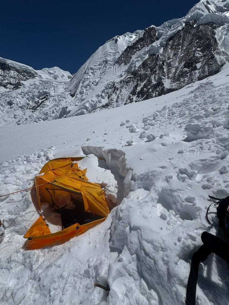 Остатки Лагеря 2 после двух недель непогоды