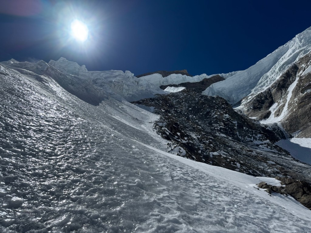 Сераки в верхней части "канавы"