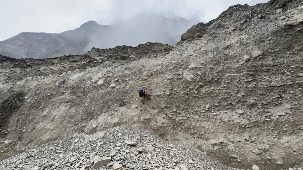 Подъём на морену с ледника между БЛ и Л1